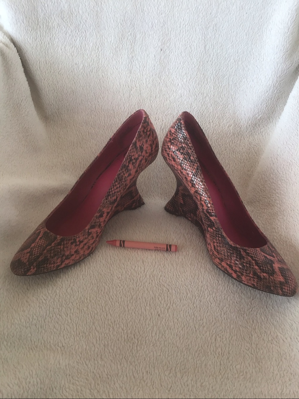 Kelsi Dagger pink snakeskin wedges 8 1/2